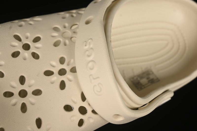 Crocs Classic Clog Two-Way Beach Sandals with Ventilation Holes - B.D4