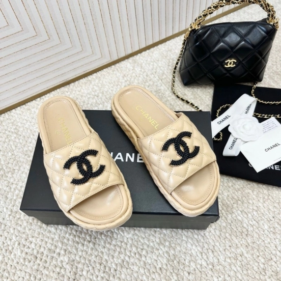 2025 Slippers Chanel Beige Leather Slippers CC Logo