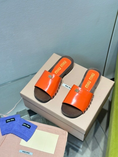 2025 Women Miumiu Orange Patent Leather Slippers