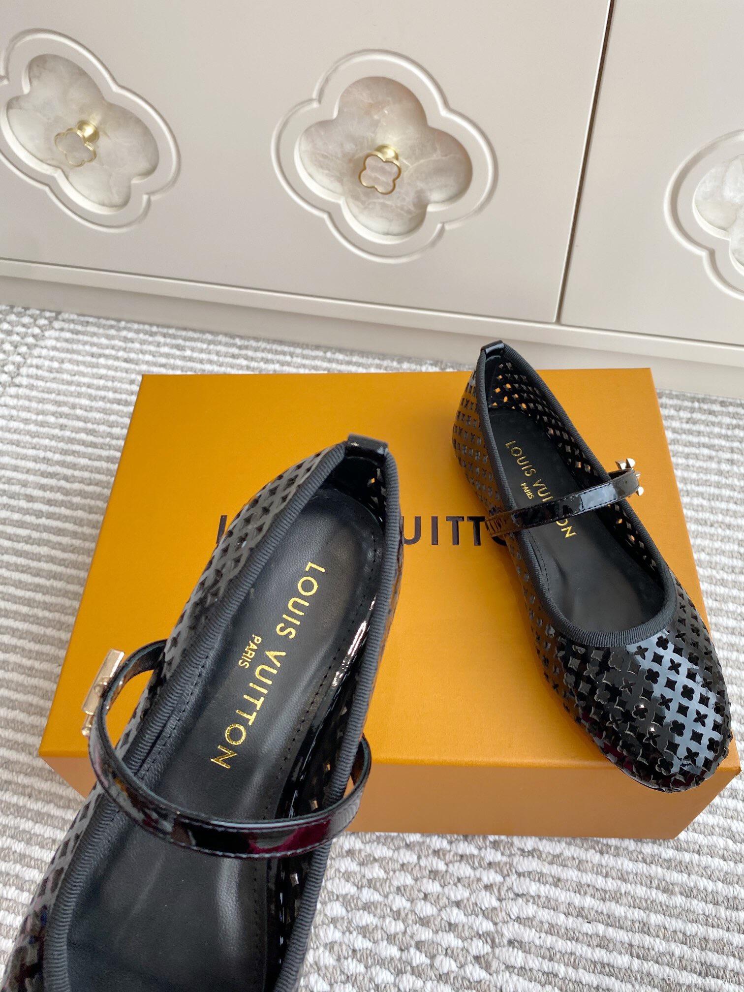 2025 Women Louis Vuitton Black Patent Leather Mary Jane Ballet Flats KFY00310