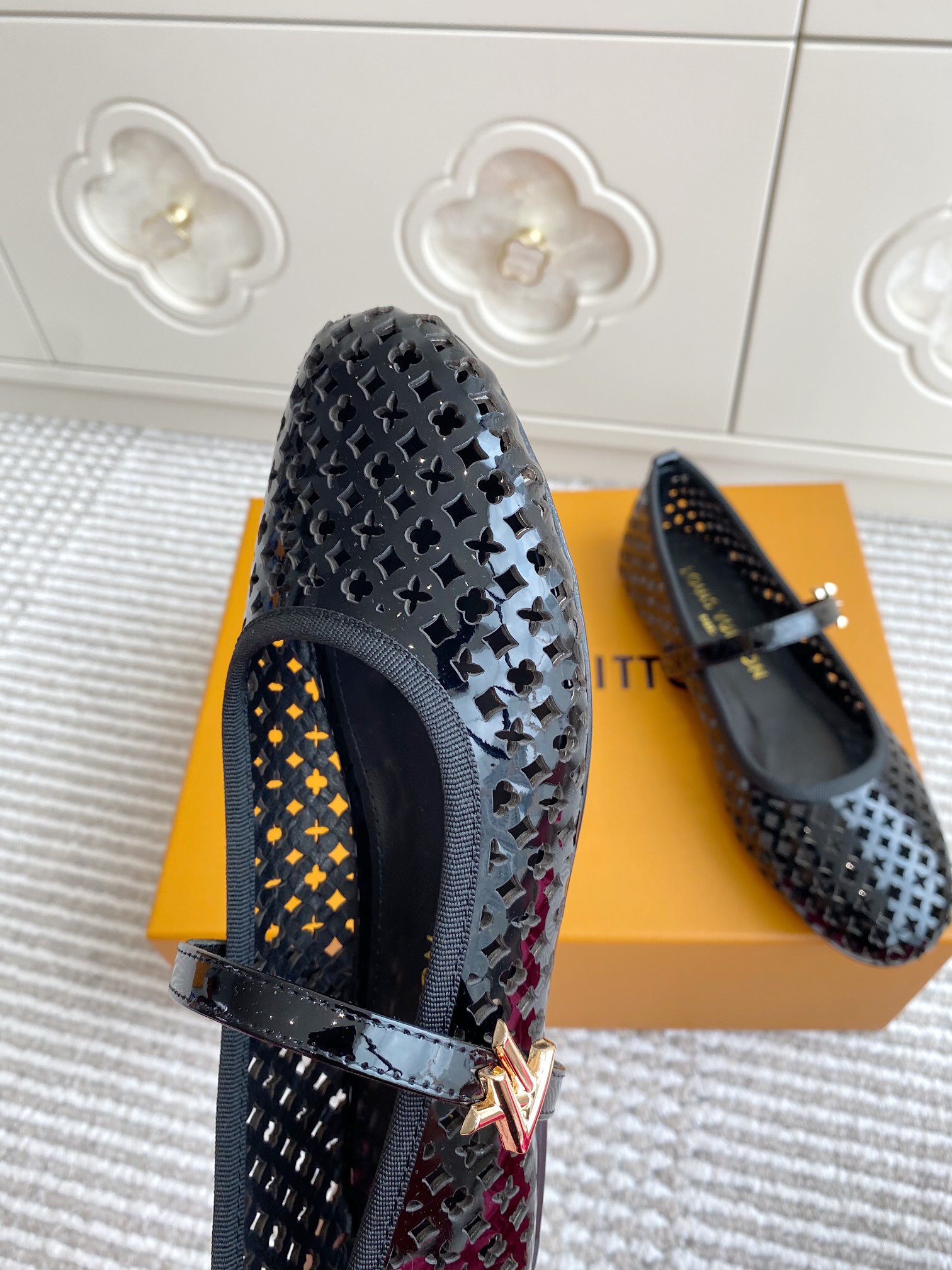 2025 Women Louis Vuitton Black Patent Leather Mary Jane Ballet Flats KFY00310