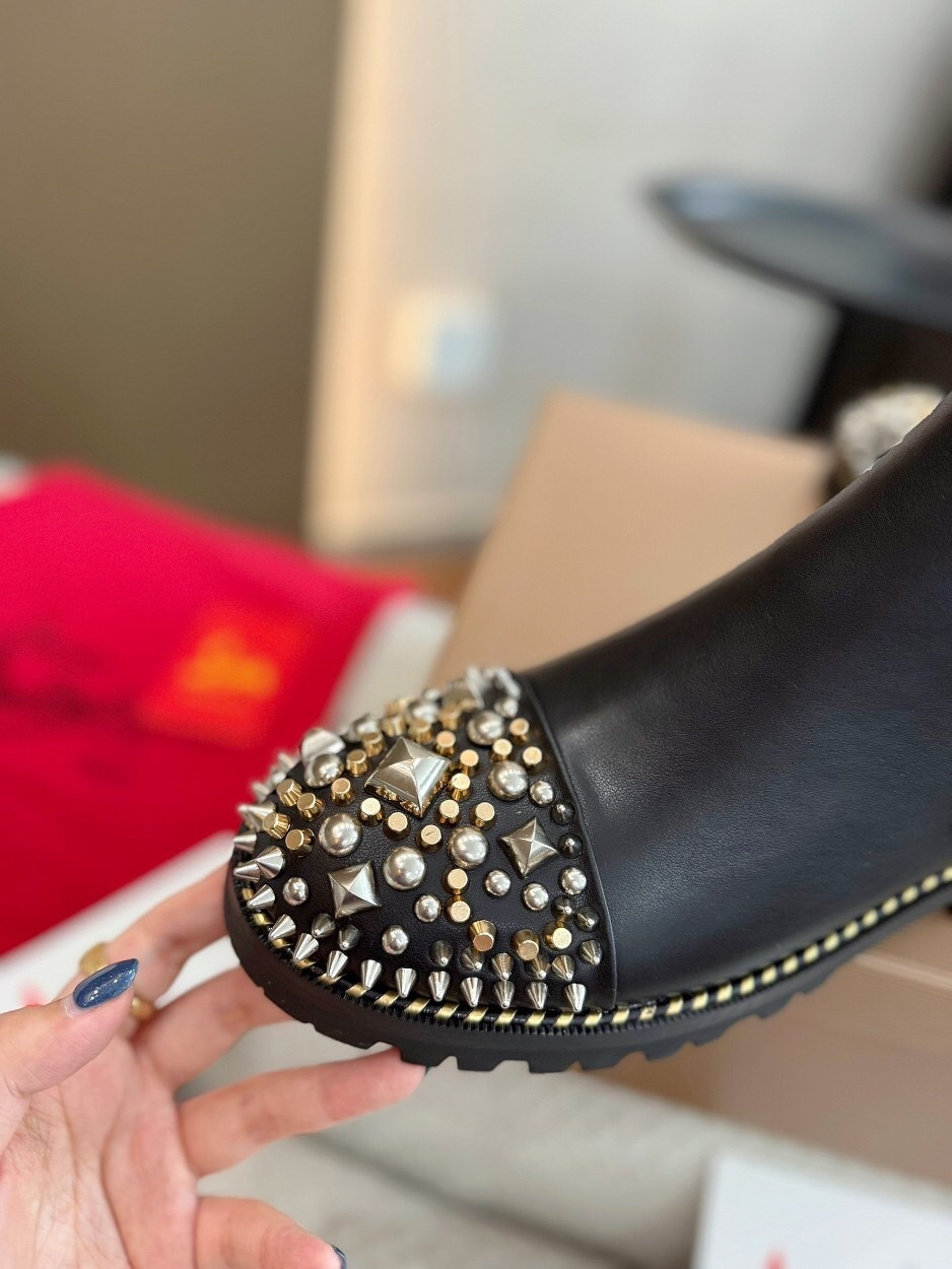 Christian Louboutin Fall/Winter 2025 Classic Ankle Boots with Studded Toe and Dual-Color Sole - LY00350